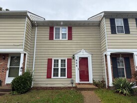 906 Seabreeze Ct in Chesapeake, VA - Building Photo