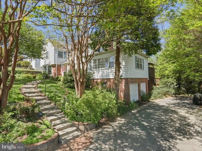 4725 Rock Spring Rd in Arlington, VA - Foto de edificio - Building Photo