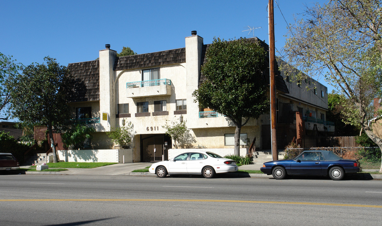 6911 Woodman Ave in Van Nuys, CA - Building Photo