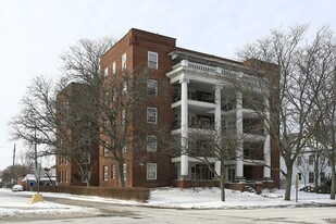 Colonial Apartments in Elyria, OH - Building Photo