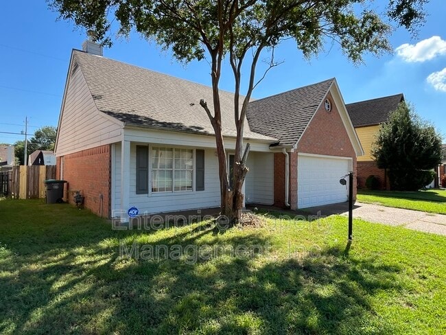 8452 Creek Front Dr in Memphis, TN - Building Photo - Building Photo