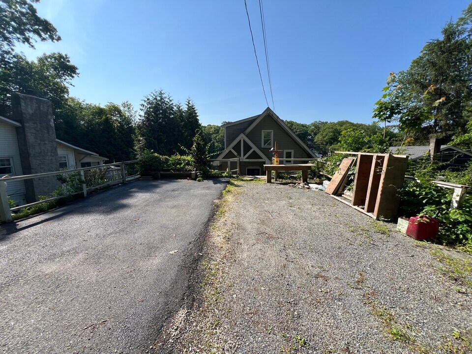 7 Lakeview Trail in Byram Township, NJ - Building Photo
