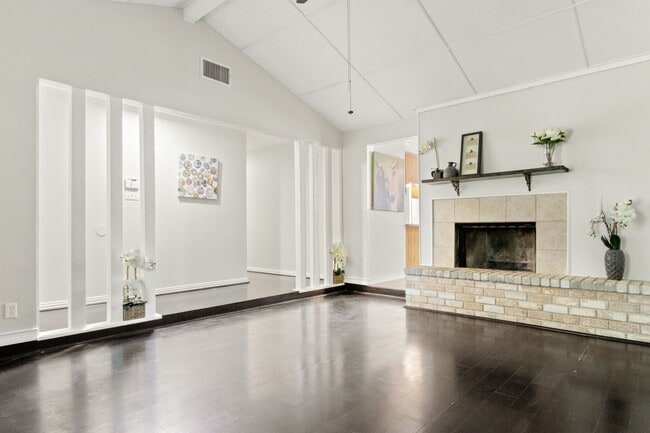 301 Hallmark Dr in Arlington, TX - Building Photo - Building Photo