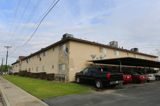 The Plaza in Bakersfield, CA - Building Photo - Building Photo