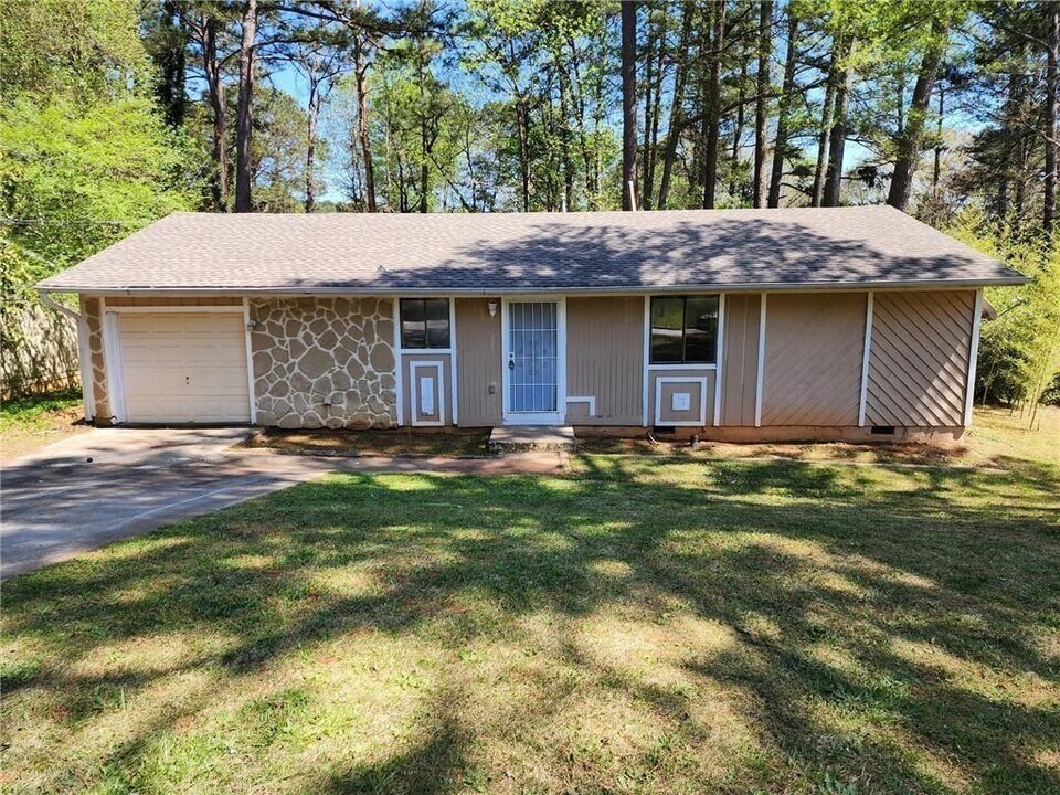 4051 Big Valley Trail in Stone Mountain, GA - Building Photo