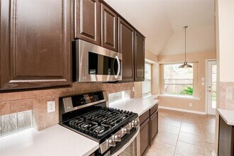 3715 Crescent Dr in Pearland, TX - Building Photo - Building Photo