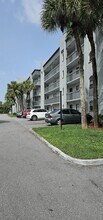 2050 N Congress Ave in West Palm Beach, FL - Building Photo - Building Photo