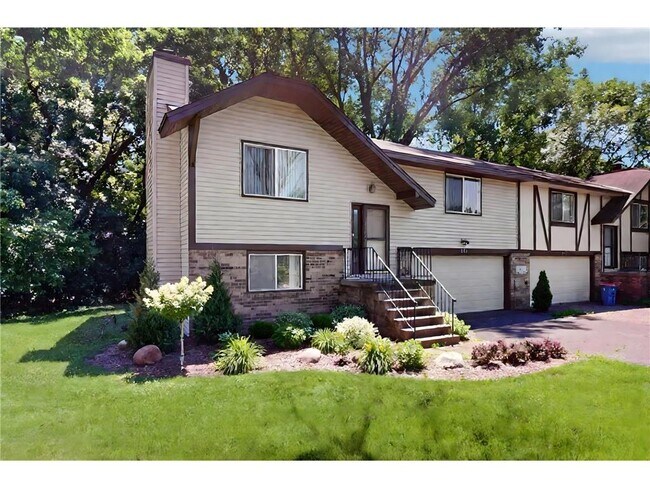 2509 Cedar Hills Dr in Hopkins, MN - Building Photo - Building Photo