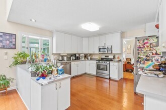 54 Jennifer Rd in Lowell, MA - Building Photo - Building Photo