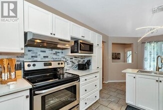 17 Ravenscroft Ct in Ottawa, ON - Building Photo - Building Photo