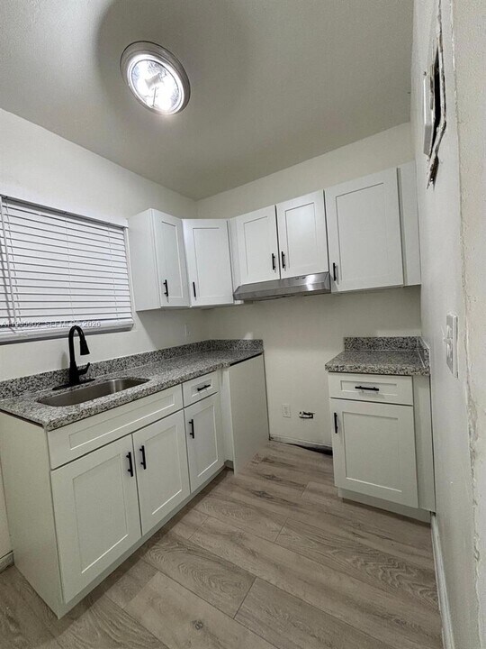 200 NW 13th St in Miami, FL - Building Photo