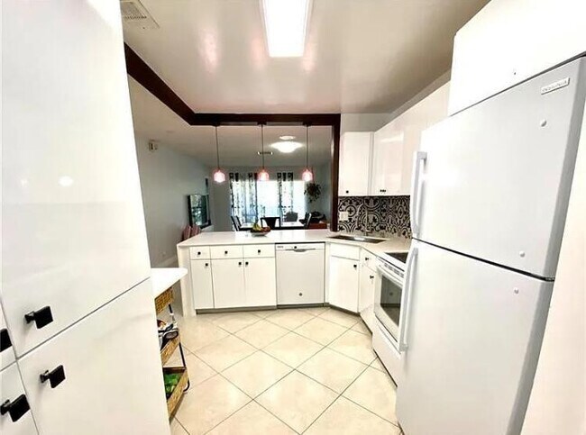 11613 NW 28th St in Coral Springs, FL - Foto de edificio - Building Photo