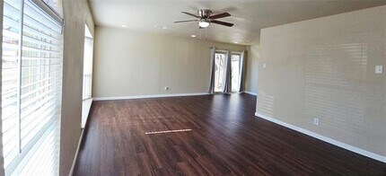 1010 La Fontana in Grand Prairie, TX - Building Photo - Building Photo