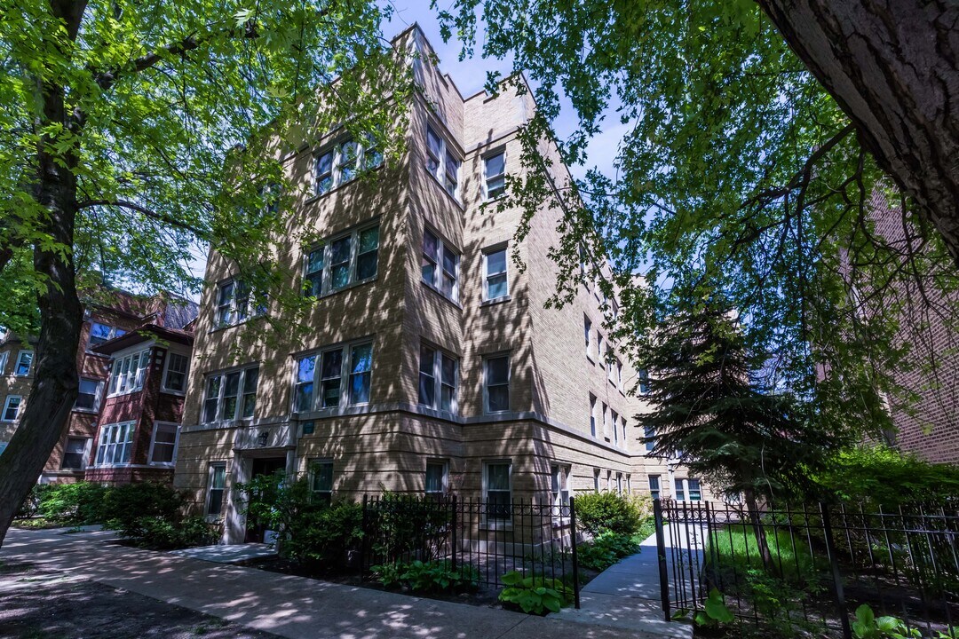 6439 N Newgard Ave in Chicago, IL - Building Photo