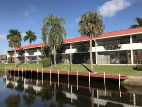 Coral Harbor in Ft. Myers, FL - Foto de edificio - Building Photo
