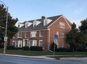 8204 W North Ave in Wauwatosa, WI - Foto de edificio - Building Photo