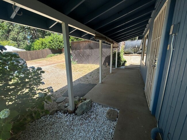 582 Butler St in Grass Valley, CA - Foto de edificio - Building Photo
