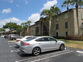 703 Sunny Pine Way in Greenacres, FL - Building Photo