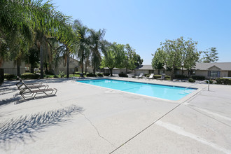 Cottonwood Apartments in Fontana, CA - Foto de edificio - Building Photo