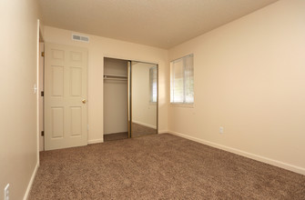 Woodlawn Park Apartments in Wichita, KS - Foto de edificio - Building Photo