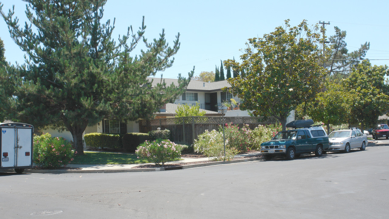 924 Castlewood Dr in Los Gatos, CA - Building Photo