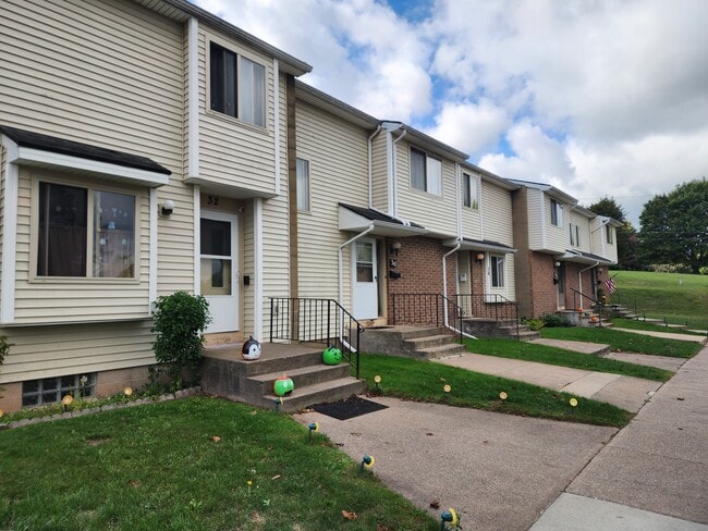 Hilltop View Apartments & Townhomes in Spencerport, NY - Foto de edificio - Building Photo