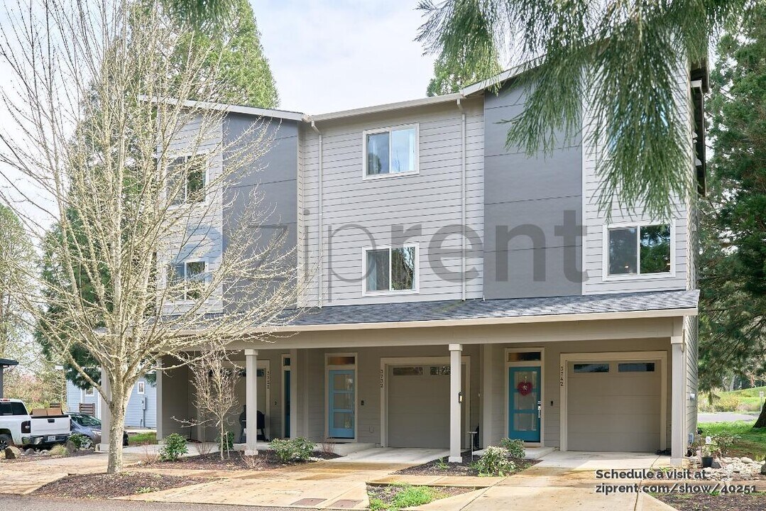 3732 Village Center Dr SE in Salem, OR - Building Photo