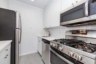 245 E 44th St in New York, NY - Building Photo - Building Photo