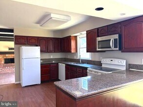 1018 Willowleaf Way in Rockville, MD - Building Photo - Building Photo