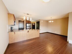 515 Chappelle Dr SW in Edmonton, AB - Building Photo - Building Photo