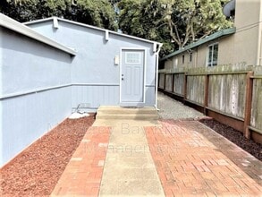1119 Presidio Blvd in Pacific Grove, CA - Foto de edificio - Building Photo