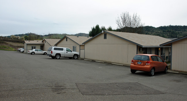 396-410 NE Miguel St in Roseburg, OR - Foto de edificio - Building Photo