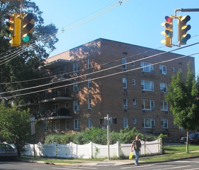 160 Guy Lombardo Ave in Freeport, NY - Foto de edificio - Building Photo
