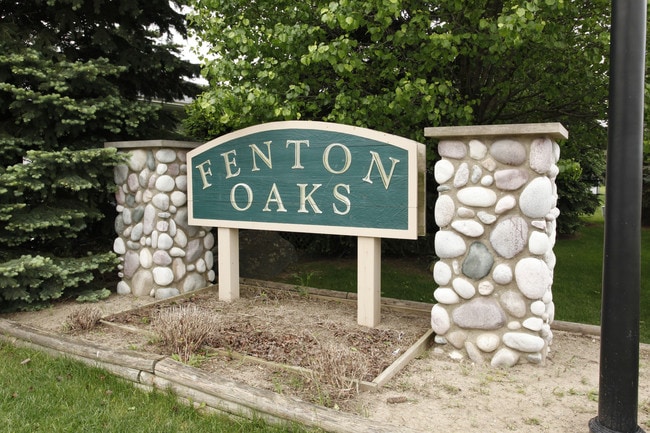 Fenton Oaks in Fenton, MI - Foto de edificio - Building Photo