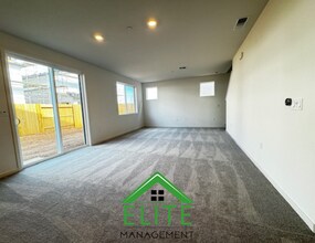 7675 Broadhead Wy in Sacramento, CA - Building Photo - Building Photo