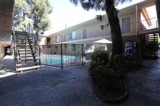 Diamond Head Apartments in Van Nuys, CA - Building Photo - Building Photo