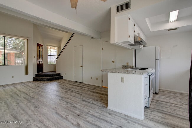 property at 2215 W Augusta Ave