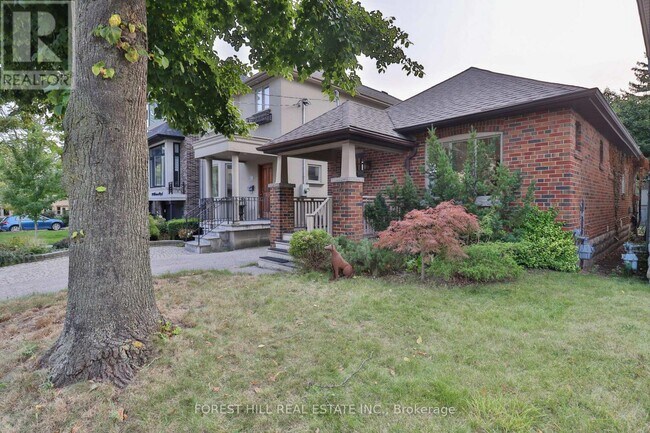 22 Whitewood Rd in Toronto, ON - Building Photo - Building Photo