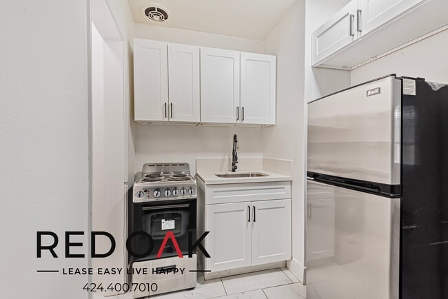 851 S Kenmore Ave, Unit 21 in Los Angeles, CA - Building Photo - Building Photo