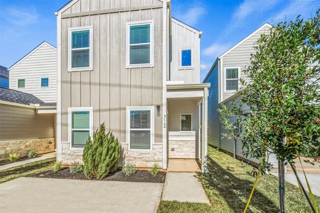 property at 712 W Dallas St