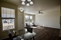 7363 Sandy Springs Pt in Fountain, CO - Foto de edificio - Building Photo