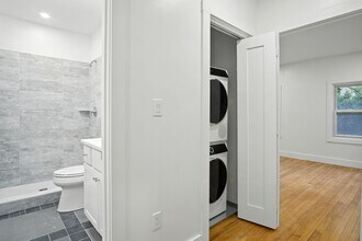 21 Regent Cir, Unit 5 in Brookline, MA - Foto de edificio - Building Photo