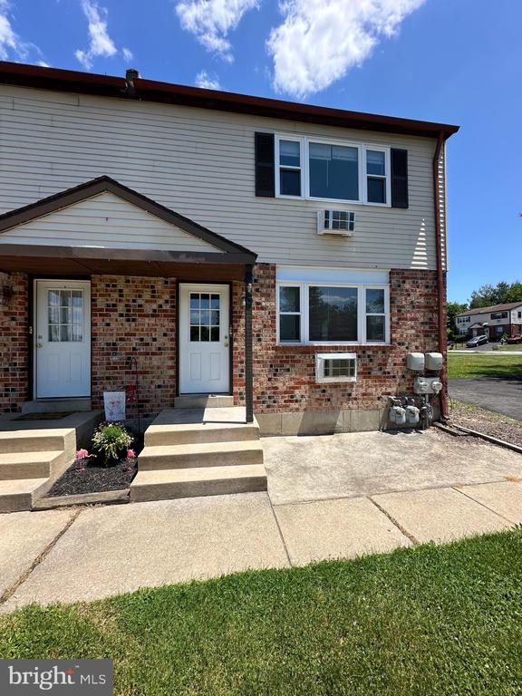 property at 6 /8-8 Aston Ct