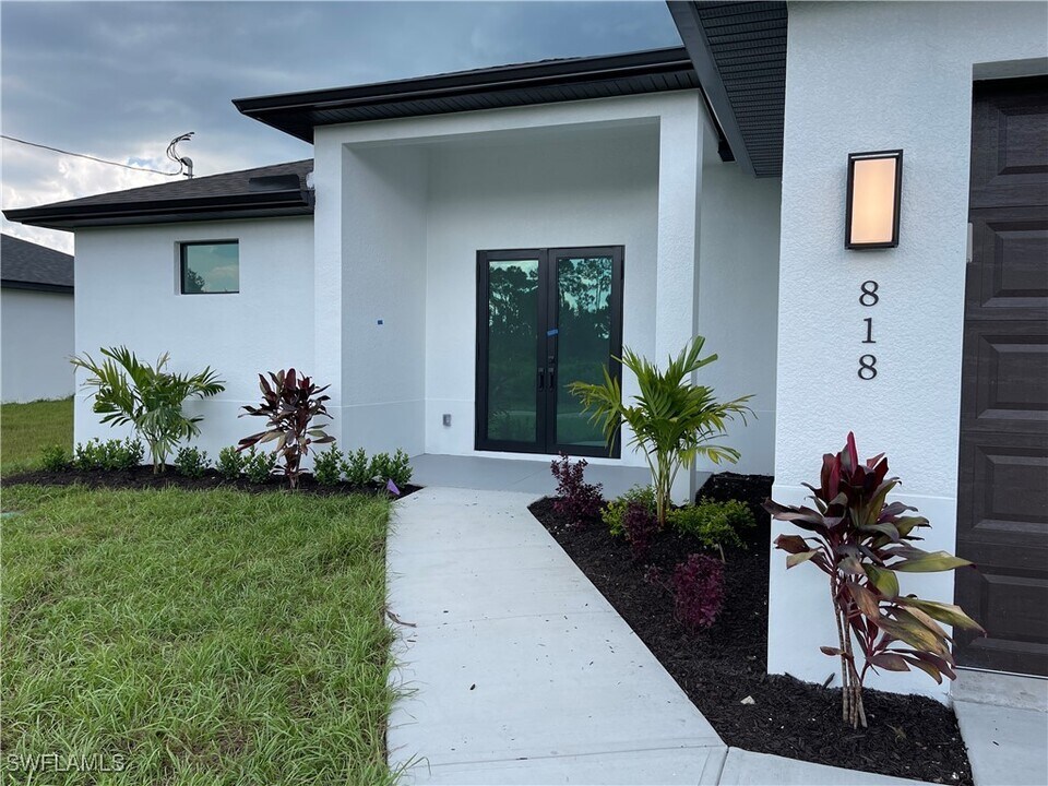 818 Anaconda Ave S in Lehigh Acres, FL - Building Photo
