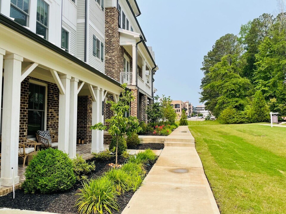 2028 Cortland Rd in Alpharetta, GA - Building Photo