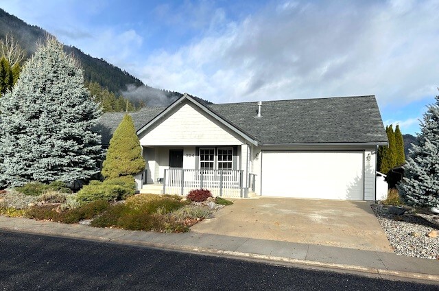 324 Tumwater Dr in Leavenworth, WA - Building Photo