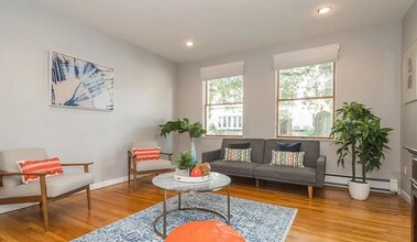 327 Saint Paul St, Unit 1 in Brookline, MA - Building Photo - Building Photo