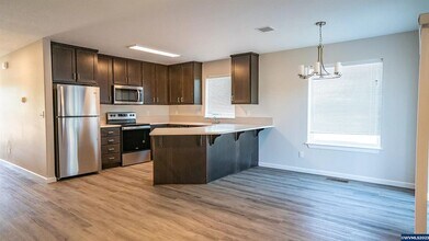 75 Sand Ridge Ct in Lebanon, OR - Building Photo - Building Photo