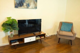 240 E Hedding St in San Jose, CA - Building Photo - Building Photo