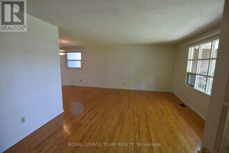910 Garwood Ave in Ottawa, ON - Building Photo - Building Photo